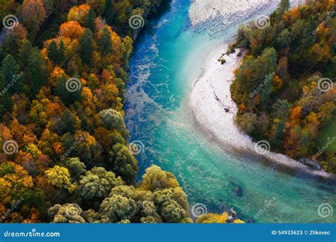 Immagine aerea del fiume Giordano che serpeggia attraverso un paesaggio arido