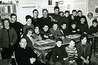 Foto storica della Scuola di Barbiana con Don Milani e i suoi ragazzi