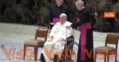 Papa Francesco mentre benedice i malati