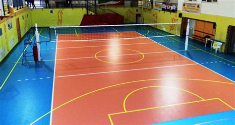 Foto del campo da pallavolo e dell'area esterna della Casa Sacro Cuore