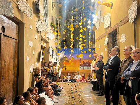 Foto di bambini con fazzoletti contradaioli alla Festa dei Tabernacoli