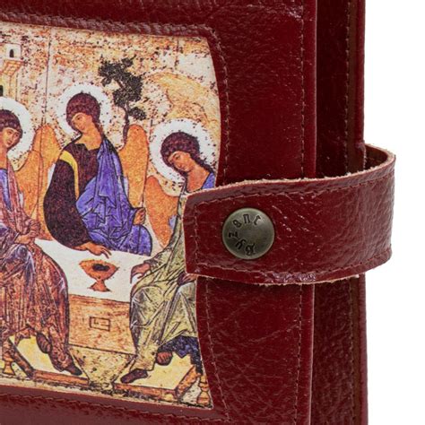 Foto dettagliata di una custodia in pelle per la Liturgia delle Ore aperta, mostrando l'interno e le fettucce in pelle
