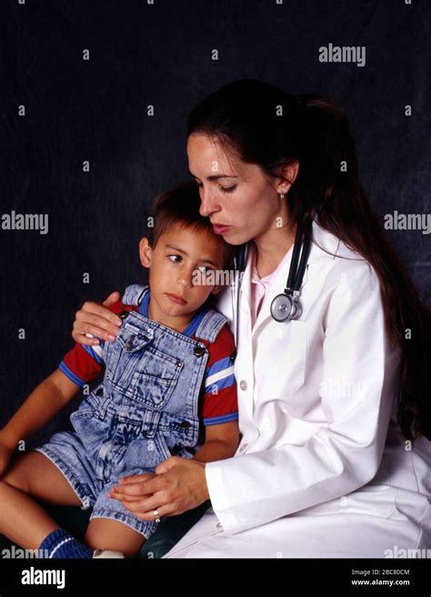 Foto di un'infermiera che conforta un bambino in un ospedale pediatrico