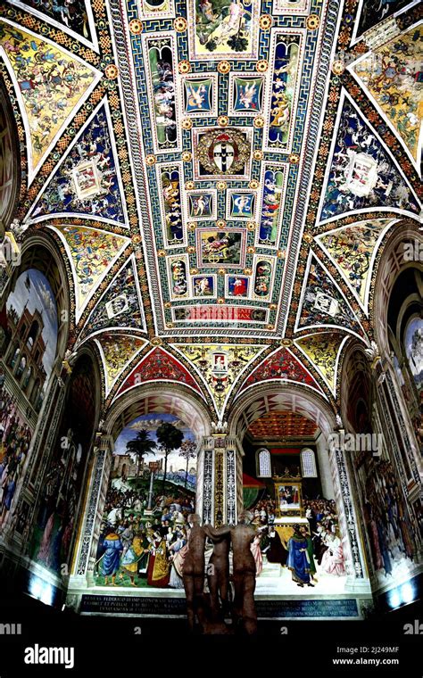 Foto: L'Altare Piccolomini completo nel Duomo di Siena