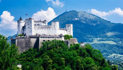 Veduta panoramica dell'Abbazia di Nonnberg e della Fortezza di Hohensalzburg