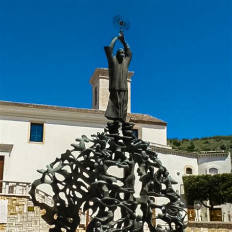 Monumento bronzeo di Pericle Fazzini a San Giovanni Rotondo: dettaglio della scultura con Padre Pio e le figure simboliche che emergono dal bronzo