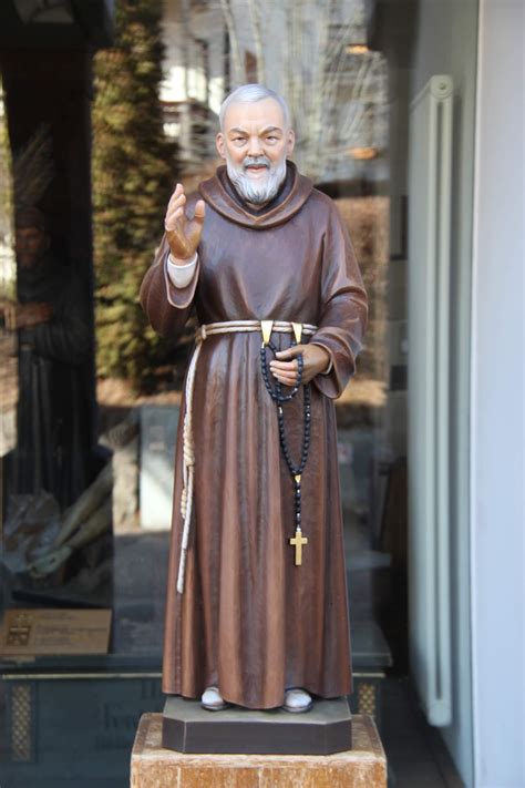 Statua di Padre Pio rivolta verso la Basilica di San Francesco d'Assisi, inquadratura panoramica del percorso dei pellegrini