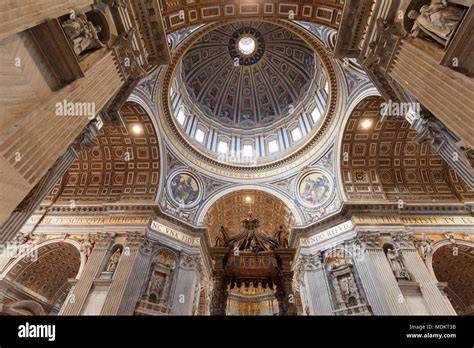 Interno della Basilica di San Pietro con la cupola di Michelangelo