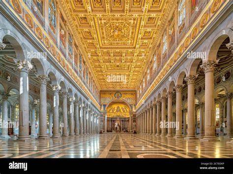 Navata della Basilica di San Paolo fuori le Mura con i medaglioni dei Papi