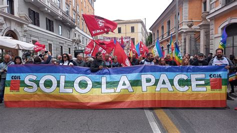 Manifestazione per la pace, con persone che portano striscioni e simboli di pace