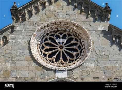Dettaglio della facciata della chiesa con rosone e portale