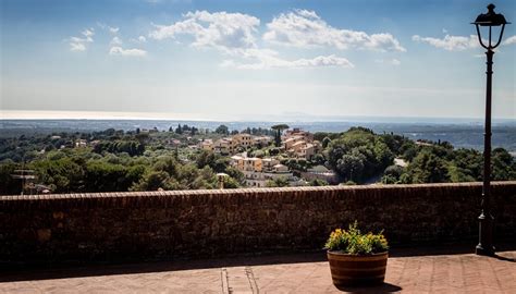 Vista panoramica del borgo di Longobardi, con il mare e le colline circostanti.