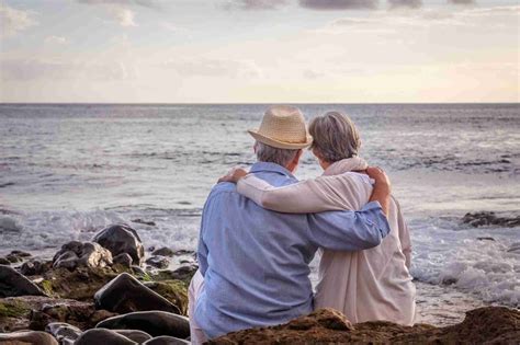 Coppia di sposi anziani che si tengono per mano, simboleggiando una vita di santità coniugale