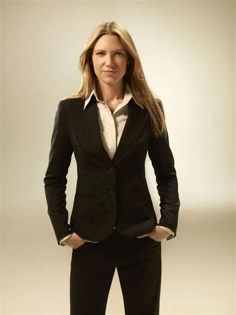 Ritratto dell'attrice Anna Torv nei panni dell'agente speciale Olivia Dunham