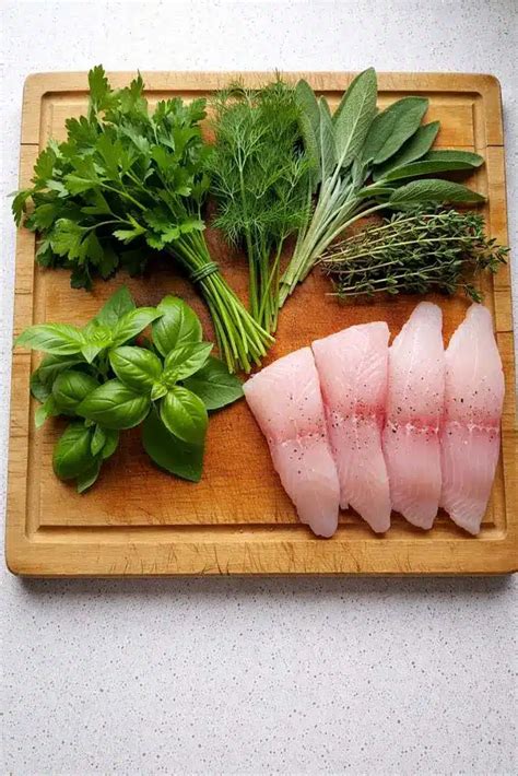 Insalata di erbe aromatiche fresche e filetti di pesce in un piatto elegante