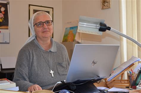 Illustrazione di suore Marcelline con alunne in un contesto educativo