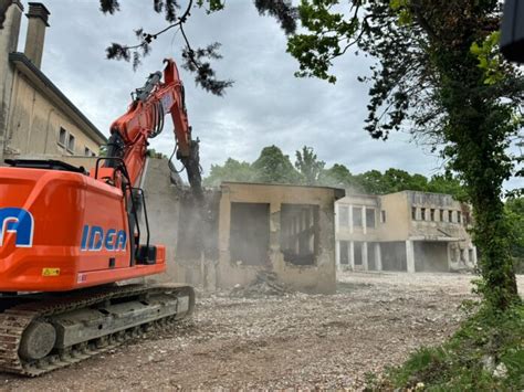 Foto della demolizione dell'ex asilo Sacro Cuore a Marghera con un escavatore