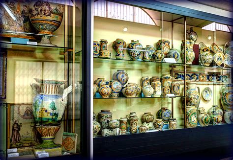 Interno del Museo Regionale della Ceramica di Caltagirone con esposizione di antichi vasi