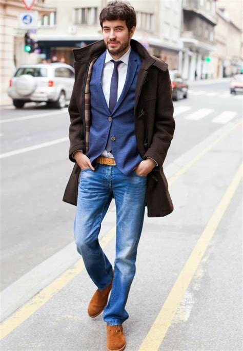 Uomo che indossa anello rosario con abbigliamento casual elegante