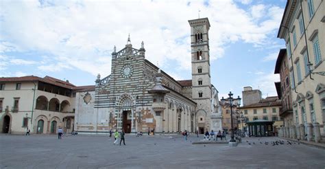 Cattedrale di Santo Stefano a Prato vista esterna con il pulpito di Donatello