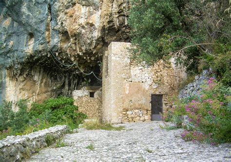 Dettaglio della chiesa rupestre di San Michele Arcangelo e delle strutture medievali
