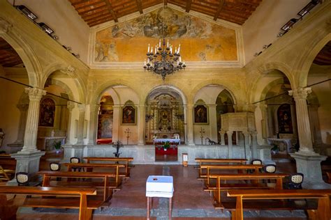Interno del Santuario della Madonna delle Grazie con l'altare maggiore e gli ex voto