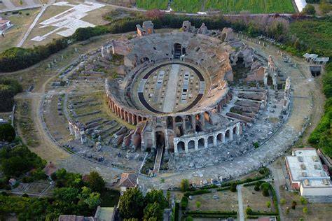 Ricostruzione storica dell'Anfiteatro Campano con dettagli architettonici