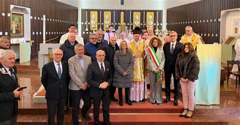 Cerimonia ufficiale di saluto a un parroco con la presenza delle autorità civili e della comunità locale