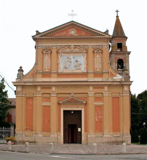 Veduta frontale della facciata della chiesa parrocchiale di Brescello