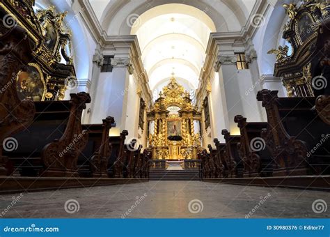 Dettaglio dell'interno della chiesa e dell'altare principale