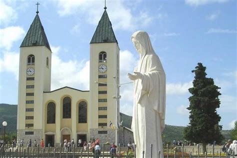 Immagini suggestive di Medjugorje, con particolare attenzione a paesaggi naturali e luoghi di preghiera.