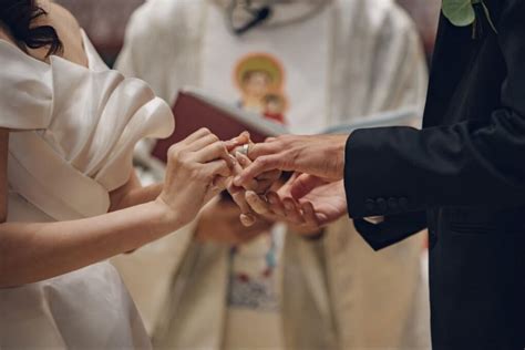 Illustrazione simbolica del sacramento del matrimonio o richiamo alla categoria del dono