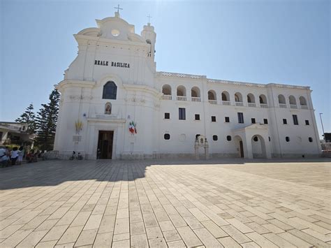 Veduta frontale della Basilica della Madonna del Pozzo con l'ampio sagrato e la facciata barocca