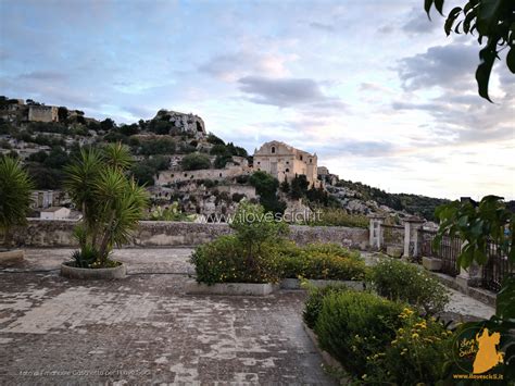 Veduta panoramica del Convento del Rosario che domina il centro storico di Scicli con il mare sullo sfondo