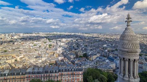 Vista panoramica di Parigi dalla collina di Montmartre con la Basilica del Sacro Cuore in primo piano