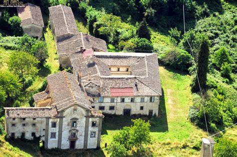 Veduta panoramica dell'Abbazia del Buonsollazzo tra i boschi del Mugello