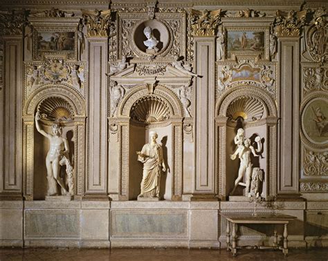 Dettaglio delle sculture in stucco sull'altare maggiore dell'Abbazia