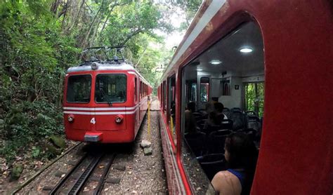 Il trenino storico Trem do Corcovado che risale il monte