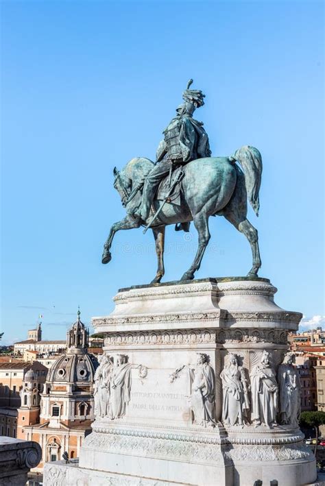 Vista panoramica del Vittoriano con la statua equestre di Vittorio Emanuele II
