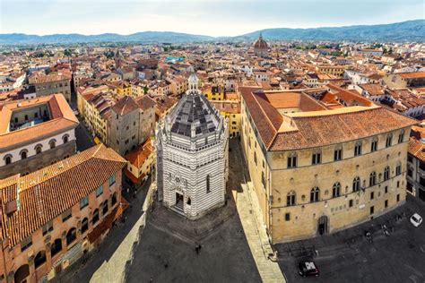 Foto panoramica del paesaggio toscano attorno a Pistoia con edificio religioso