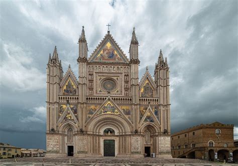 Veduta d'insieme del Duomo di Orvieto che ne evidenzia la facciata tricuspidale e le guglie slanciate