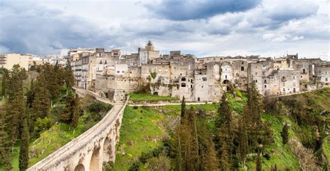 Panoramica delle gravine di Gravina in Puglia con indicazione delle grotte