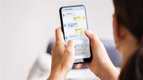 Immagine stilizzata di smartphone con messaggi di testo e simboli religiosi, che rappresenta l'interazione digitale
