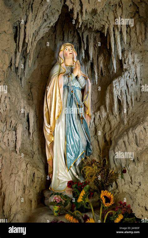 Fotografia della Grotta di Massabielle con l'altare e la statua della Vergine Maria