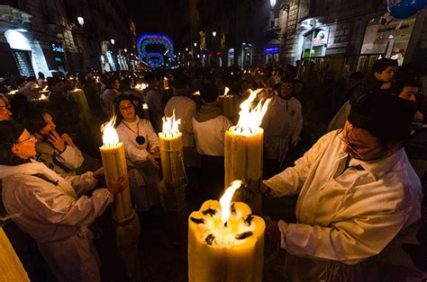 Foto di ceroni liturgici accesi in un contesto sacro