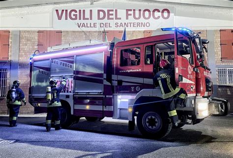 Foto di auto della polizia e vigili del fuoco sul luogo di un incidente stradale notturno