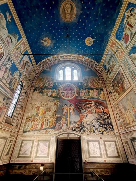 Dettaglio degli affreschi del XV secolo rinvenuti all'interno della cappella rupestre