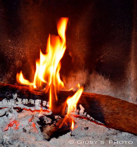Fuoco che brucia in un focolare, simbolo di calore e vita