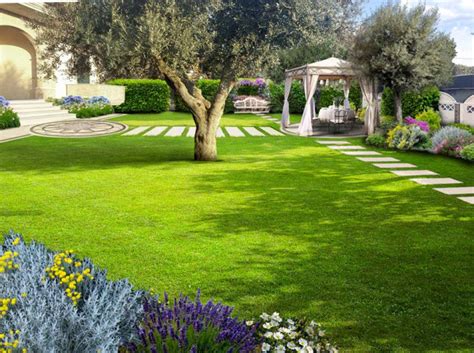 Foto di un giardino curato in una villetta residenziale