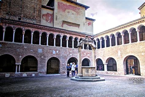 Fotografia di un chiostro agostiniano medievale